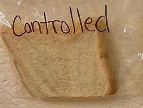 Roti yang dimasukkan ke kantong plastik menggunakan sarung tangan