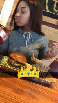 Sweet! Demi Traktir Burger untuk Pacar, Pria Ini Rela Kelaparan