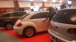 Foto: 19 Mobil Koruptor Jadi Rebutan Ratusan Orang di JCC