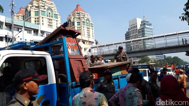 Gerobak milik pedagang yang berjualan di trotoar diangkut Satpol PP.