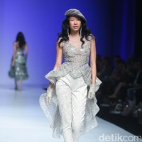 Eddy Betty menggelar show tunggal di Ballroom hotel Raffles, Jakarta. Rabu (20/9/2017). Koleksi terbaru Eddy Betty yang bertajuk Liberte terispirasi dari perjalanan hidup sang desainer. [Foto: Mohammad Abduh/Wolipop]