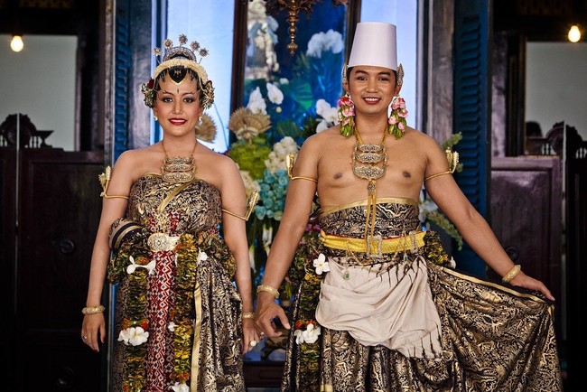 Keraton Yogyakarta menggelar royal wedding yang menarik perhatian publik pada 22 Oktober 2013. Pimpinan Keraton Yogyakarta, Sri Sultan Hamengku Buwono X menikahkan putri keempatnya Gusti Kanjeng Ratu Hayu dengan seorang pria yang bukan berasal dari keturunan kerajaan. Pria tersebut adalah Haryo Notonegoro yang langsung mendapat gelar Kanjeng Pangeran pasca menikah. Haryo diketahui bekerja di Perserikatan Bangsa-bangsa. Dia bertemu dengan putri sang sultan saat reuni sekolah mereka. Foto: Getty Images