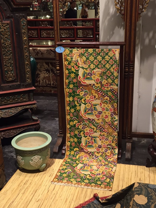 Bernama Kain Panjang Djawa Hokokai, kain ini hadir dengan pengaruh Jepang yang kuat. Terlihat dari motif bunga sakura dan kupu-kupu yang menghiasi kain buatan perajin di Pekalongan pada 1943 ini. Foto: Daniel Ngantung/Wolipop