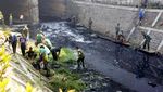 Prajurit Kostrad Bersih-bersih Sungai Citarum