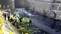 Para prajurit Kostrad membersihkan sampah dengan dibantu warga sekitar. (Penkostrad).
