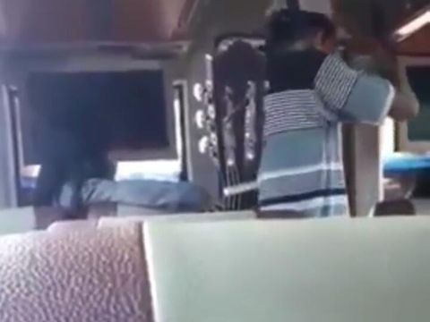 Awalnya pengamen tersebut terus bicara dengan nada kesal ke penumpang