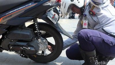 Razia Cabut Pentil Sasar Parkir Liar di Trotoar dan Bahu Jalan