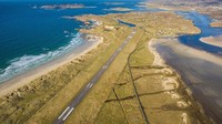 Donegal Airport di Irlandia, punya pemandangan laut dan perbukitan dan landansan pacu di tengahnya. Cantik banget! (Owen Clarke/CNN)