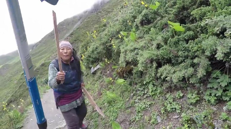 Ibu penjaga warung yang galak (@Stuart Wilson/Youtube) Ibu penjaga warung yang galak (@Stuart Wilson/Youtube)