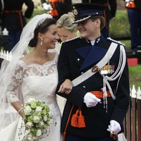 Pangeran Pieter-Christian Michiel dari Belanda menikahi mantan pekerja bagian marketing di balai lelang Christie. Pernikahan anak ketiga HRH Putri Margriet dari Belanda itu digelar pada 25 Agustus 2005. Meskipun pernikahan diadakan secara megah di Istana Het Loo, hari bahagia sang pangeran itu tetap membuat Pieter-Christian harus kehilangan haknya mewarisi tahta kerajaan karena dia tidak berusaha mendapatkan izin dari parlemen atas pernikahannya tersebut. Foto: Getty Images