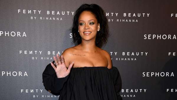 Rihanna Pamer Pundak Rihanna Pamer Pundak