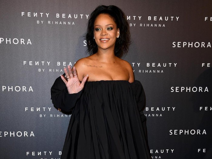 PARIS, FRANCE - SEPTEMBER 21:  Rihanna attends the Fenty Beauty by Rihanna Paris launch party hosted by Sephora at Jardin des Tuileries on September 21, 2017 in Paris, France.  (Photo by Pascal Le Segretain/Getty Images for Fenty Beauty)