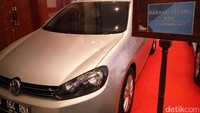 Harga yang ditawarkan di lelang ini di bawah pasaran. Misalnya VW Golf tahun 2011 ini. Harga maksimal lelangnya sekitar Rp 131,6 juta. Jaminannya Rp 32 juta. Foto: Lelang barang sitaan KPK (Faiq-detikcom)