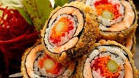 Isinya gari, udang, salmon dan bori. Bagian luarnya dilapisi tepung dan digoreng. Tentu saja rasanya gurih renyah dan bikin ketagihan.Foto: Istimewa