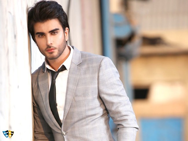 Mari berkenalan dengan Imran Abbas, aktor Korea yang disebut netizen sangat ganteng ini akan menjadi sosok Kapten Yoo Shi Jin yang diperankan Song Joong-ki dalam versi Pakistan seri Descendants of the Sun. Foto: Istimewa