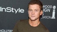 Hiasan rumah Taron Egerton begitu menarik perhatian, ternyata adalah lampu neon dari film Rocketman. Foto: Han Myung Gu/Getty Images