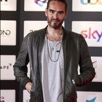 Diwawancarai majalah Rolling Stone, aktor Russell Brand mengaku pernah threesome. Sebuah pengalaman yang tak berakhir baik. Tidak pernah berakhir dengan baik, pungkasnya. Foto: Instagram @trewrussellbrand