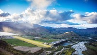 Bukan cuma destinasi wisatanya, Bandara Queenstown di Selandia Baru juga punya panorama ladang rumput dan perbukitan yang indah (Privately)