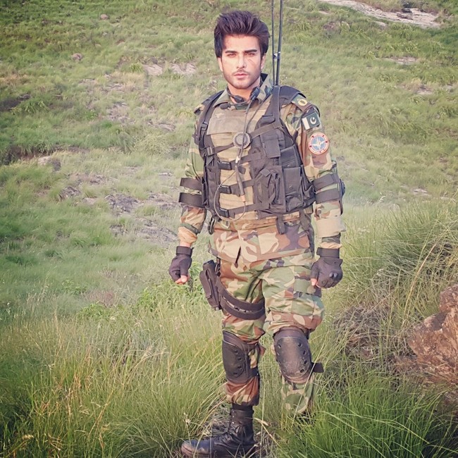 Dengan tinggi badan 182 cm dan berat badan 70 kg, Imran Abbas tampak gagah memakai seragam tentara. Foto: Istimewa