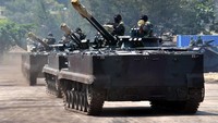 Prajurit Korps Marinir menggelar gladi parsial demo tempur matra laut di Pantai Indah Kiat Cilegon, Banten. Jumat (22/9/2017). (Dispen Kormar).