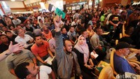 Peserta lelang memadati JCC Senayan.