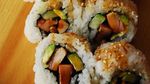 Oishii! Siang Ini Enaknya Makan Sushi Roll yang Gurih Pedas dan Mengenyangkan Ini