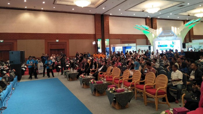 Peserta Lelang Mobil KPK Mulai Padati JCC Senayan