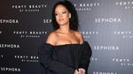 Rihanna Pamer Pundak