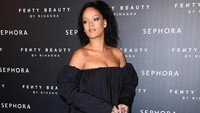 Rihanna mengenakan baju yang mengekspose juga leher jenjangnya. Foto: Pascal Le Segretain/Getty Images