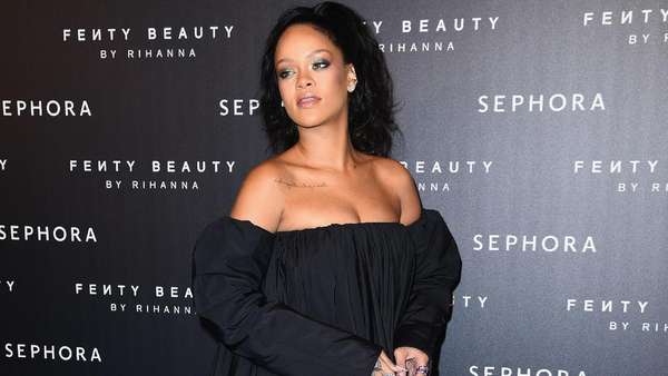 Rihanna Pamer Pundak Rihanna Pamer Pundak