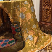 Ada pula Kain Panjang Pagi-Sore. Disebut demikian karena dapat dipakai untuk pagi dan sore berkat motif-motifnya yang berbeda depan-belakang.  Berasal dari Pekalongan (1950), kain ini berhiaskan motif bunga dahlia dan keranjang bunga mawar. Foto: Daniel Ngantung/Wolipop