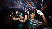 Sorot lampu warna-warni menghiasi ruangan saat pesta joget digelar.