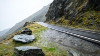 Bukan cuma meliuk saja. Jalanan sepanjang 116 km ini medannya berlika-liku, naik turun, bahkan bawahnya pun jurang. Meleng sedikit, bisa jatuh! (Thinkstock)