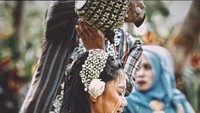 Vicky Shu menjalani proses siraman. Foto: Instagram/vivithalib/vickyshu
