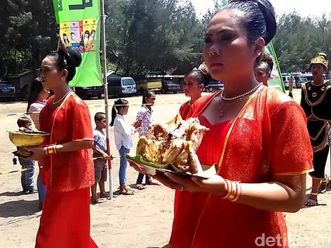 Larung sesaji di Blitar/