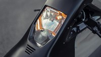 Skuter listrik yang dibangun di atas Vectrix VX-1 electrik maxi scooter, modifikasi skuter listrik ini disapa Hope. Satu perpaduan dari iPhone, Porsche 356 klasik dn Pokemon.Foto: Pool (Autoevolution)