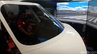 Jadi kita ajari untuk basic-basic menerbangkan pesawat. Bagaimana mengendalikan, gas, sampai cara mendarat, kata Teknisi Cockpit Demontrator, Jaja Sutisna ditemui di lokasi, Jakarta, Sabtu (23/9/2017).