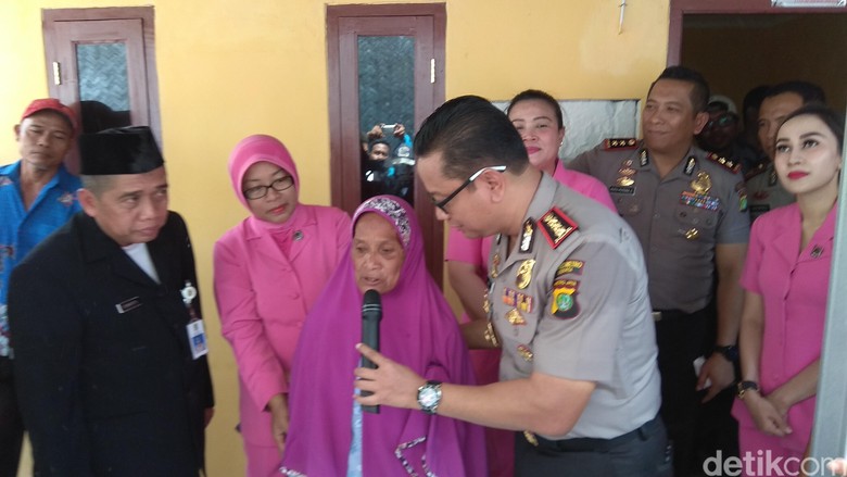 Gubuk Reyot Nenek Asiah di Bekasi Rampung Dibedah Gubuk Reyot Nenek Asiah di Bekasi Rampung Dibedah