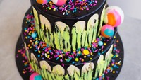 Pesta ulang tahun dijamin lebih meriah dengan cake ini. Terdiri dari 2 tumpuk, rasa cake ini adalah paduan selai raspberry dan  Swiss meringue buttercream selai kacang. Foto: Katherine Sabbath