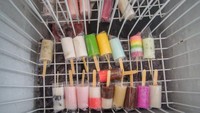 Butuh yang segar? Datang saja ke Es Lilin & Yoghurt “Kusuka”. Di sini ada yogurt yang dikemas dalam plastik seperti es lilin. Tersedia juga es mambo dengan stik dengan berbagai rasa. Ada buah naga, kolang kaling hingga rainbow. (Foto: Pergidulu)
