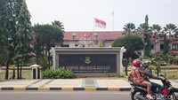Kantor Wali Kota Cilegon terletak di Jalan Jenderal Sudirman, Nomor 2, Ramanuju, Cilegon