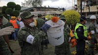Wartawan BBC berada di tempat kejadian pada Rabu sore waktu setempat saat tim penyelamat berjuang untuk menjangkau siapa saja yang terjebak di bawah reruntuhan.