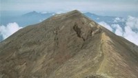 Ini foto Gunung Agung lainnya yang juga diambil tahun 1973. Foto: Sumarna Hamidi (Volcanological Survey of Indonesia)