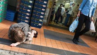 Kasihan, wanita ini sampai tertidur di depan supermarket. Karena Jepang termasuk negara aman, tas bermereknya tidak diambil orang. Foto: Lee Chapman