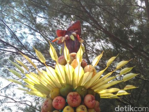 Gunungan buah larung sesaji di Blitar/