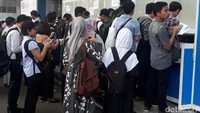 Setelah melakukan pendaftaran, ratusan peserta itu pun mengantre di depan pintu masuk acara untuk menunggu waktu buka. Setelah dibuka, mereka pun akhirnya masuk dan langsung memadati ruangan JCC.