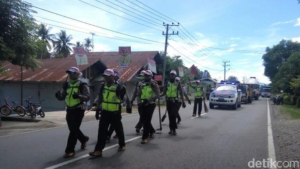  Polantas Polres Aceh Besar melakukan aksi jalan kaki sejauh 100 km