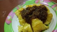 Tak lengkap ke Lembang tanpa mencicip colenak. Di Pasar Buah Lembang juga ada penjual colenak. Tape bakar diberi topping gula aren bercampur kelapa. Foto: dok. detikFood