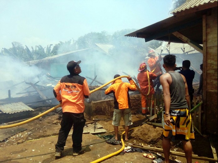 Kobaran Api Hanguskan 8 Rumah di Palabuhanratu Sukabumi