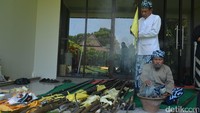 Menurut Sultan Kasepuhan Sultan Sepuh XIV PRA Arief Natadiningrat, ada beberapa senjata pusaka yang ‎berusia sekitar 600 tahunan, tepatnya peninggalan zaman Kerajaan Padjajaran (Sudirman/detikTravel)